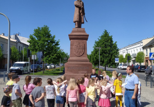 przed pomnikiem Kościuszki